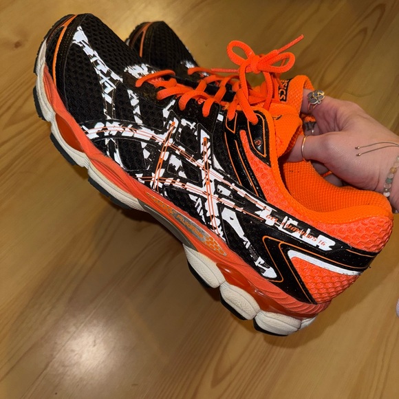 Like new ASICS men’s sneakers size 11 👟 - Picture 2 of 9